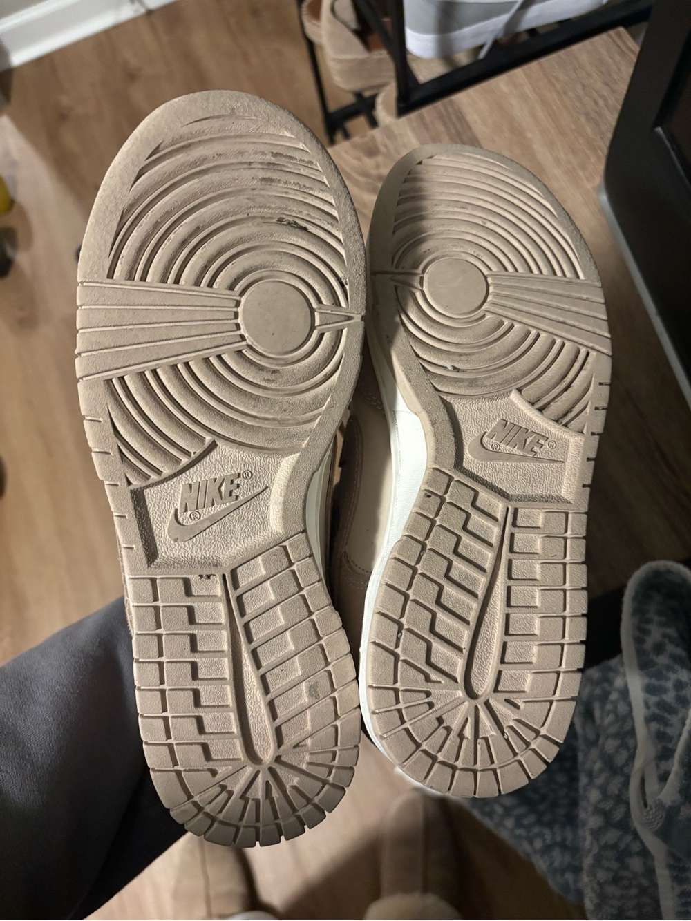 Nike Low-Top Dunks Sneakers in Beige and Taupe Suede - Picture 3 of 3
